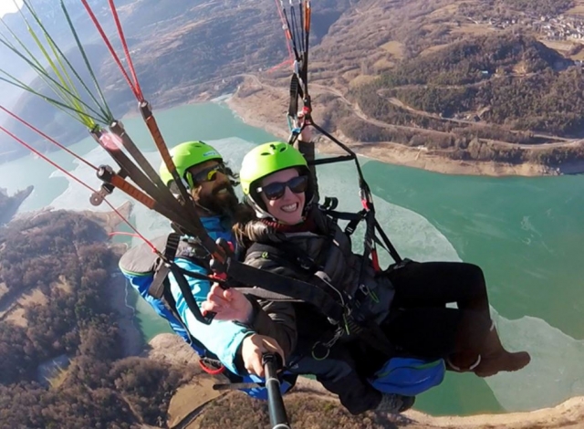  Gleitschirmfliegen über dem Fluss